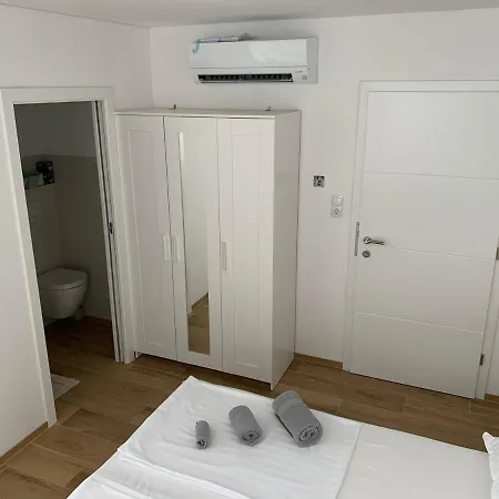Studio Apartment Zara זאדאר